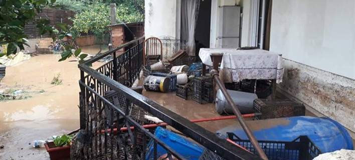 Μετρούν τις πληγές τους στον Λούρο – Χείμαρρος μπήκε σε σπίτια, κινδύνεψαν ζωές (εικόνες)